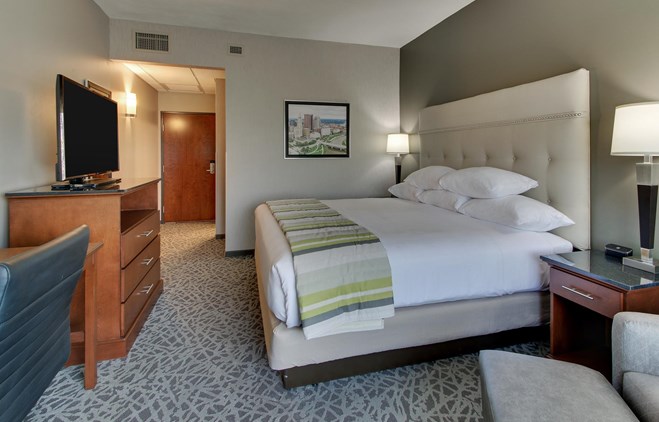 Drury Inn & Suites Columbus Polaris - Deluxe King Guestroom