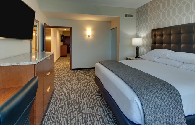 Drury Plaza Hotel Nashville Downtown - Two-room Suite Guestroom