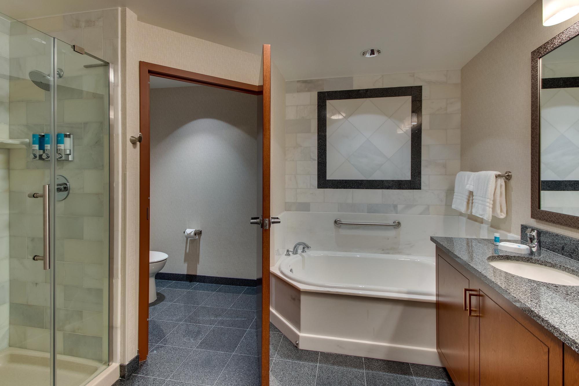 Drury Plaza Hotel Nashville Downtown - Two-room Suite Guestroom