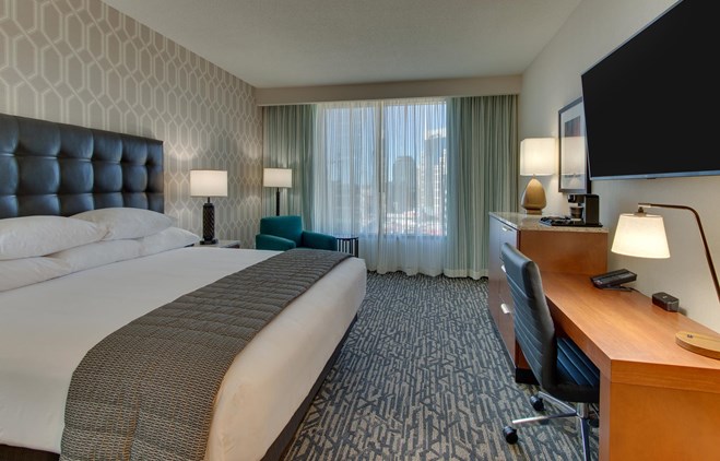Drury Plaza Hotel Nashville Downtown - Deluxe King Guestroom