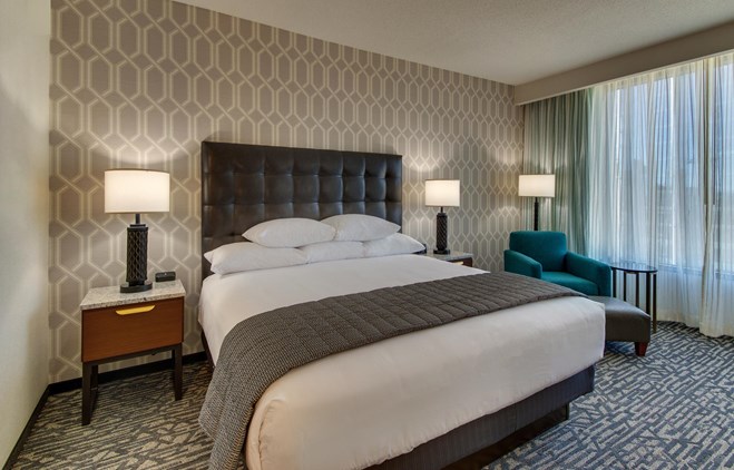 Drury Plaza Hotel Nashville Downtown - Deluxe King Guestroom