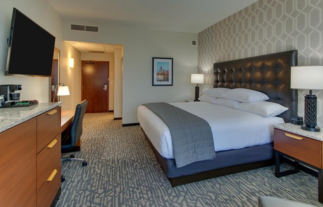 Drury Plaza Hotel Nashville Downtown - Deluxe King Guestroom