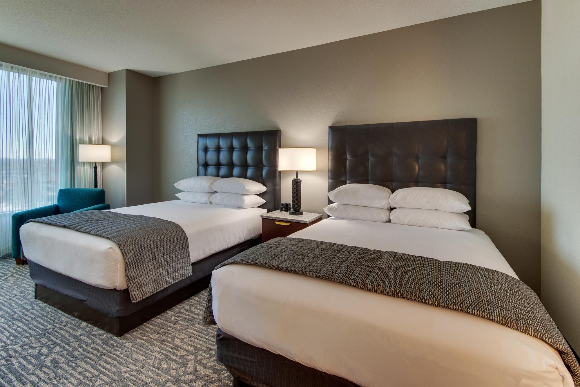 Drury Plaza Hotel Nashville Downtown - Deluxe Queen Guestroom