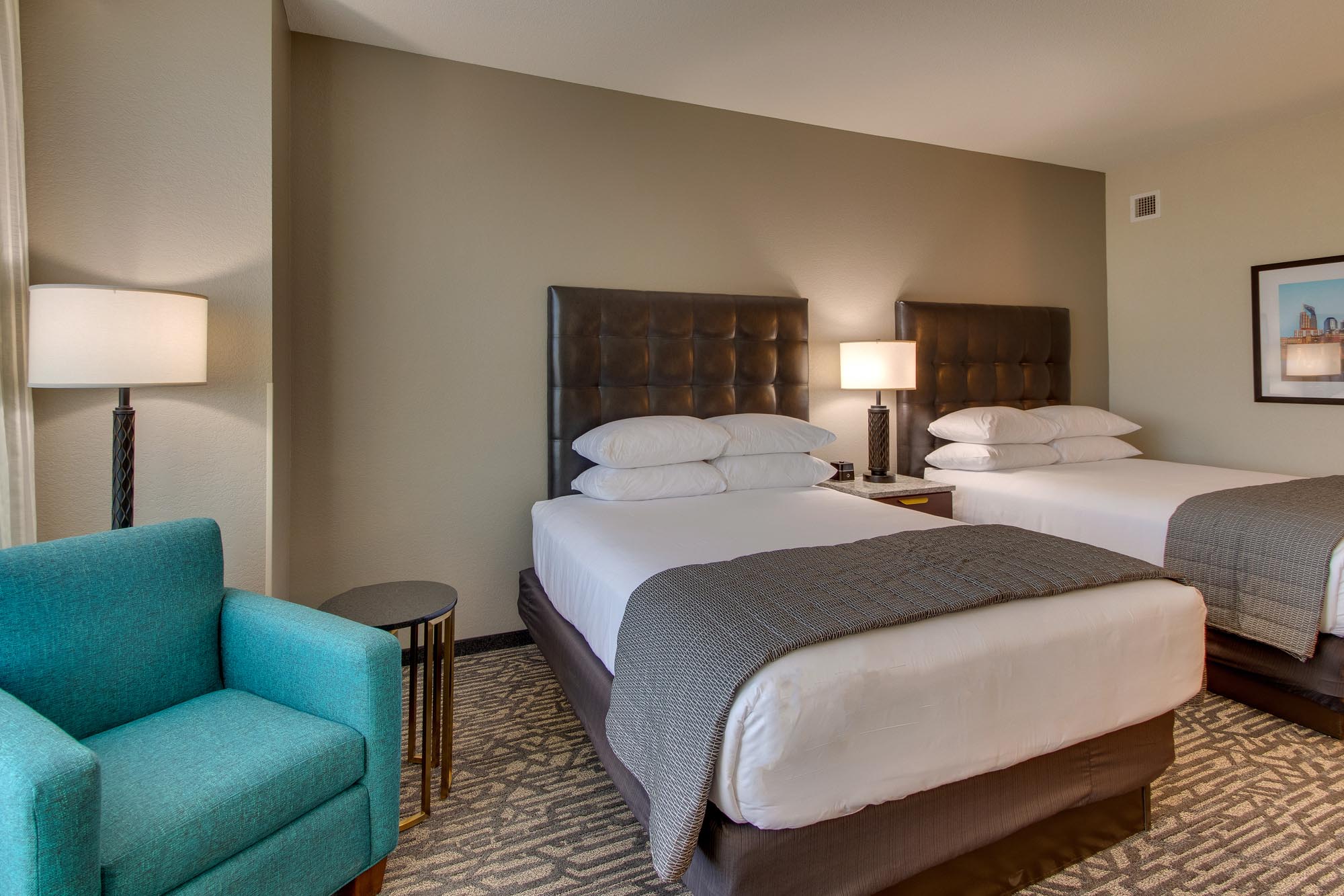 Drury Plaza Hotel Nashville Downtown - Deluxe Queen Guestroom