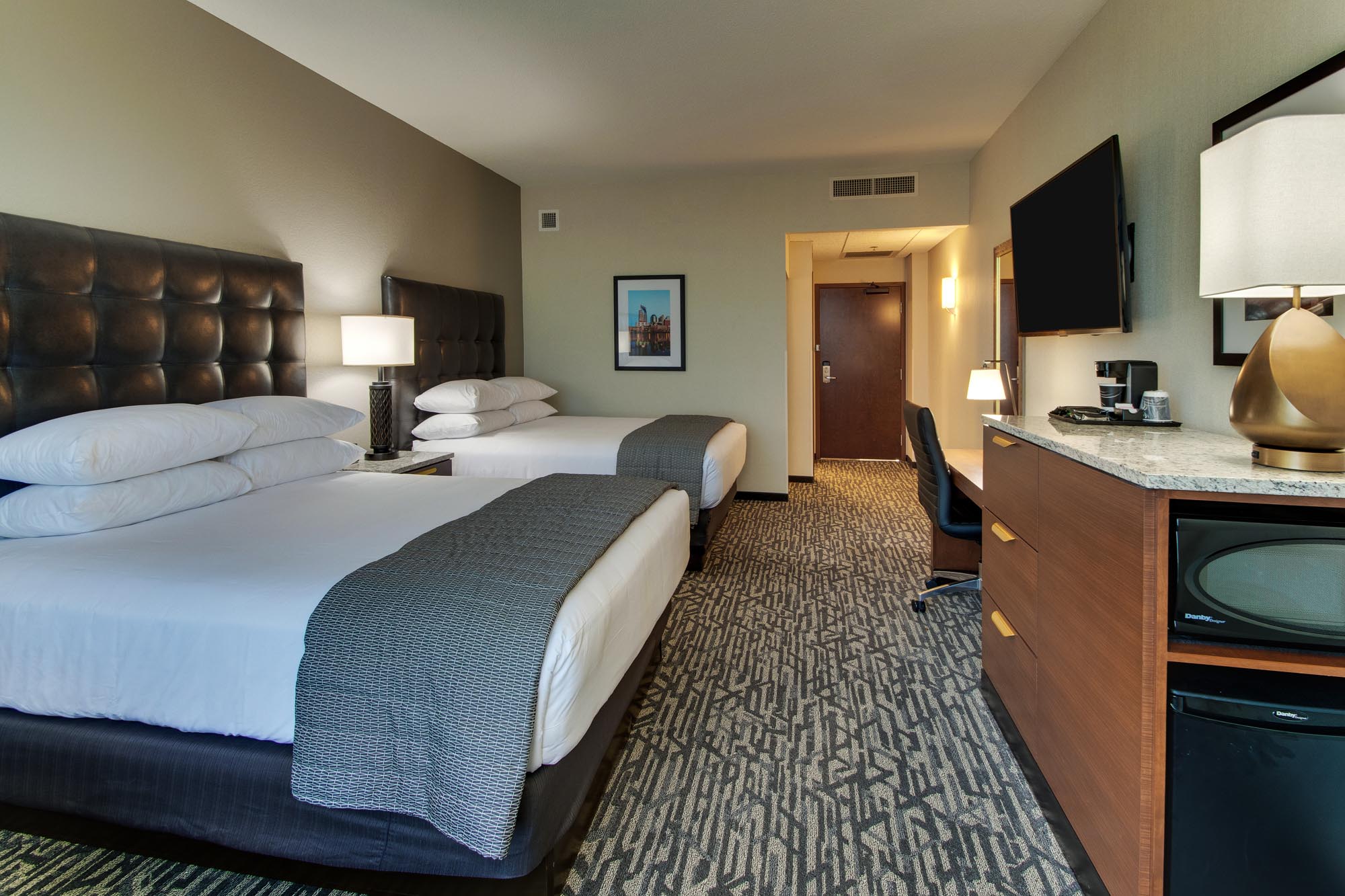 Drury Plaza Hotel Nashville Downtown - Deluxe Queen Guestroom