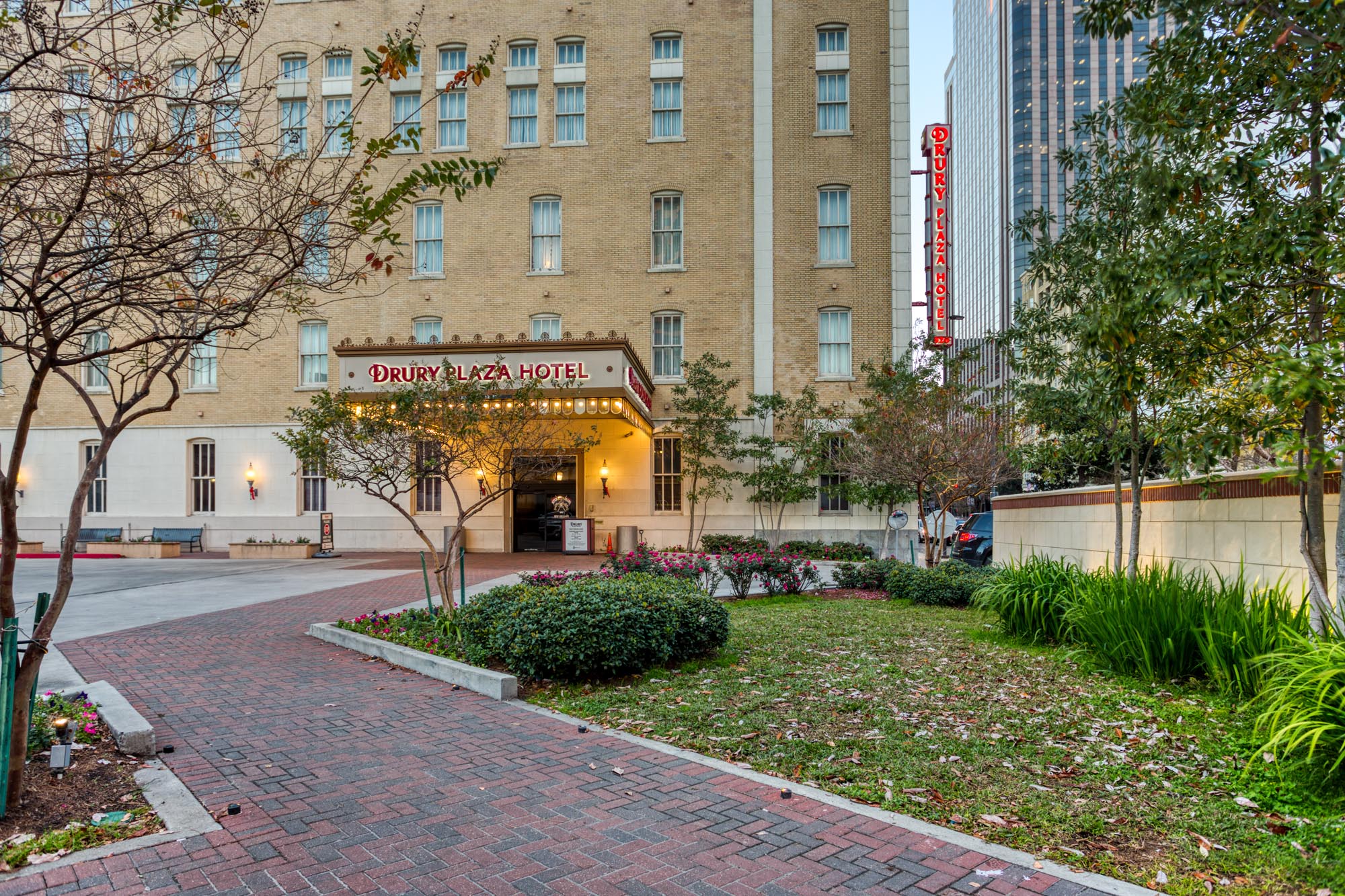 Drury Plaza Hotel New Orleans Drury Hotels   0004 Exterior Enterance 