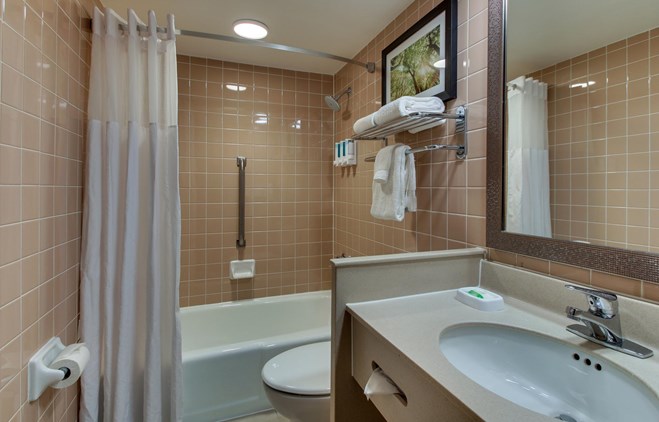 Pear Tree Inn Arnold - Bathroom