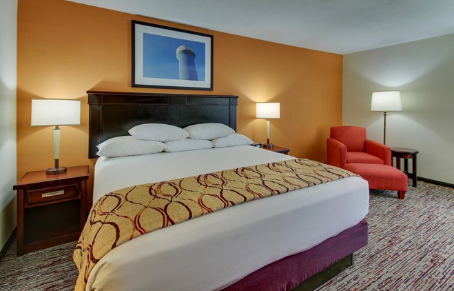 Pear Tree Inn Arnold - Deluxe King Guestroom