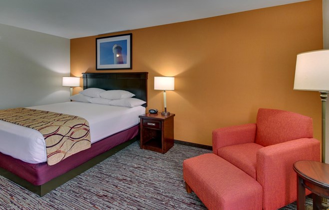 Pear Tree Inn Arnold - Deluxe King Guestroom