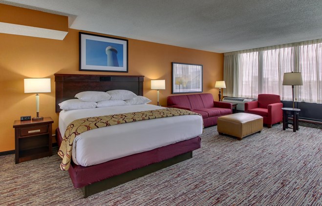 Pear Tree Inn Arnold - Deluxe King Guestroom