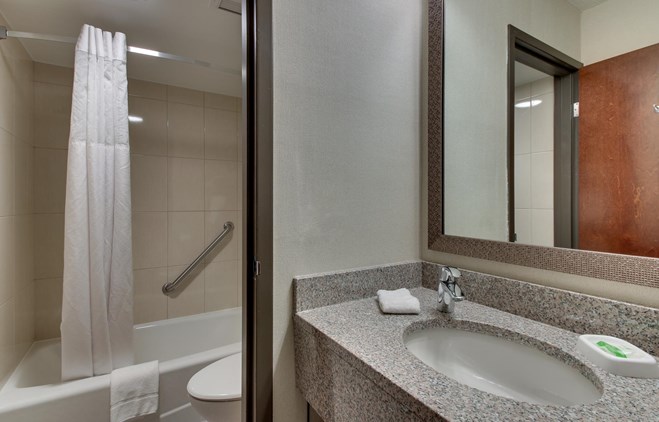 Pear Tree Inn St. Louis Airport - Bathroom