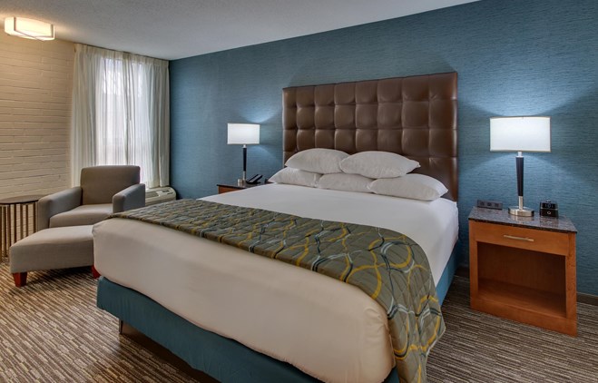 Pear Tree Inn St. Louis Airport - Deluxe King Guestroom