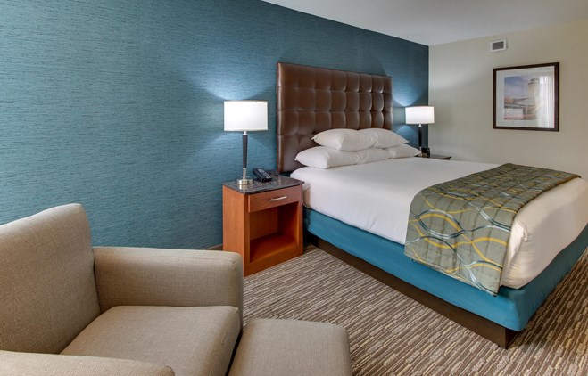 Pear Tree Inn St. Louis Airport - Deluxe King Guestroom