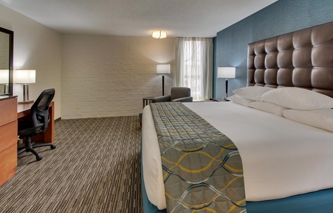 Pear Tree Inn St. Louis Airport - Deluxe King Guestroom