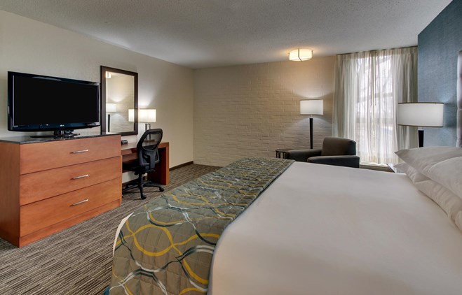Pear Tree Inn St. Louis Airport - Deluxe King Guestroom