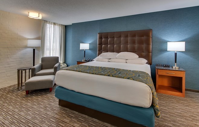 Pear Tree Inn St. Louis Airport - Deluxe King Guestroom