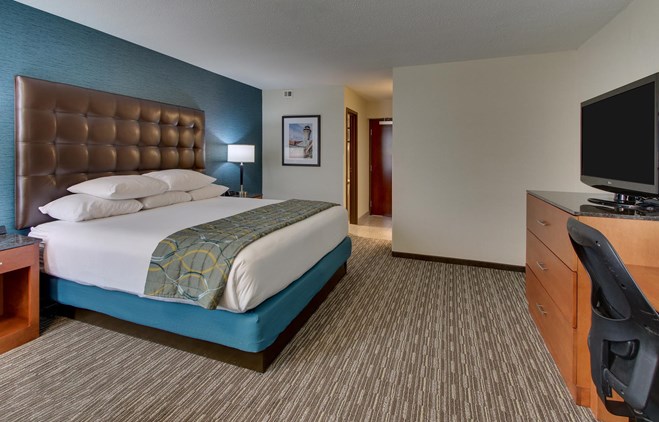 Pear Tree Inn St. Louis Airport - Deluxe King Guestroom