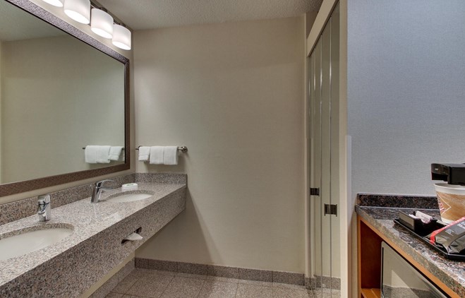 Pear Tree Inn St. Louis Airport - Deluxe King Guestroom
