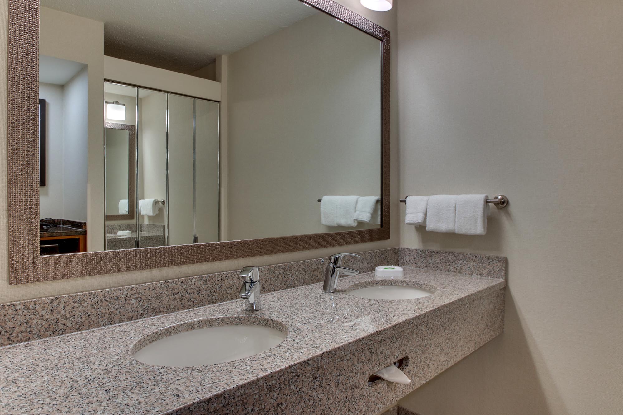 Pear Tree Inn St. Louis Airport - Deluxe King Guestroom