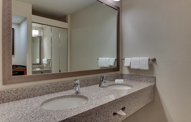 Pear Tree Inn St. Louis Airport - Deluxe King Guestroom