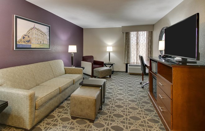 Drury Inn & Suites Poplar Bluff - Two-room Suite Guestroom