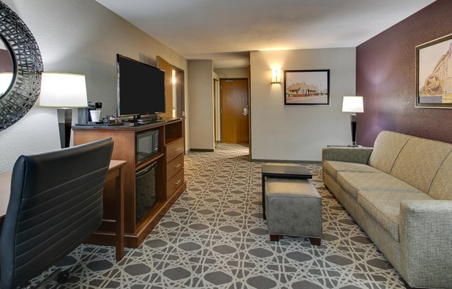 Drury Inn & Suites Poplar Bluff - Two-room Suite Guestroom