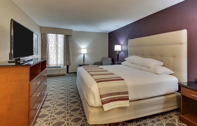 Drury Inn & Suites Poplar Bluff - Two-room Suite Guestroom