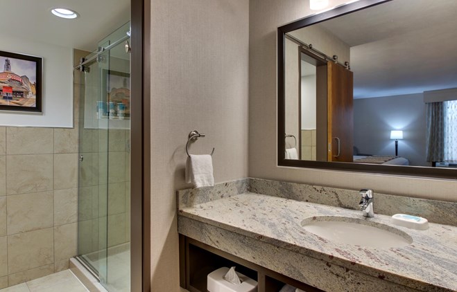 Drury Inn & Suites Poplar Bluff - Two-room Suite Guestroom