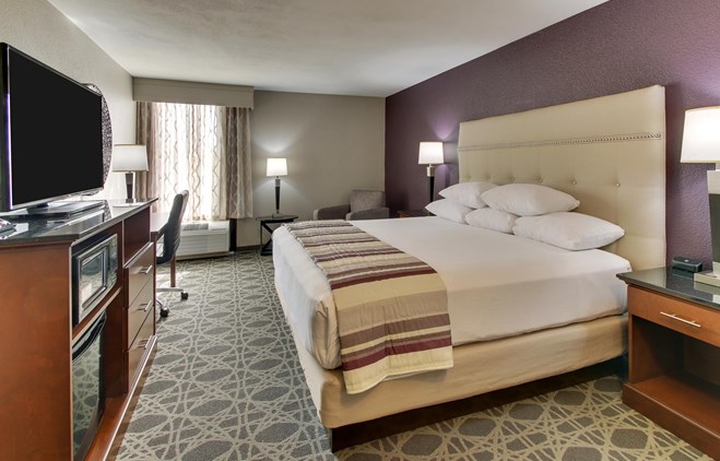 Drury Inn & Suites Poplar Bluff - Deluxe King Guestroom