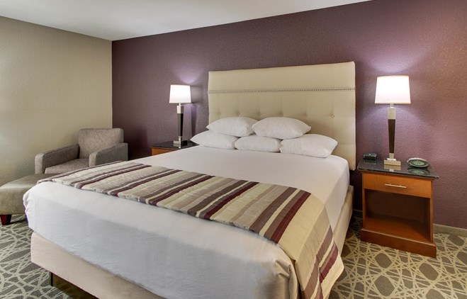 Drury Inn & Suites Poplar Bluff - Deluxe King Guestroom