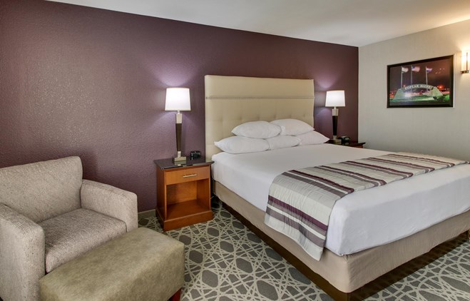 Drury Inn & Suites Poplar Bluff - Deluxe King Guestroom