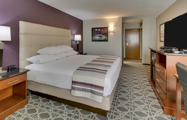 Drury Inn & Suites Poplar Bluff - Deluxe King Guestroom