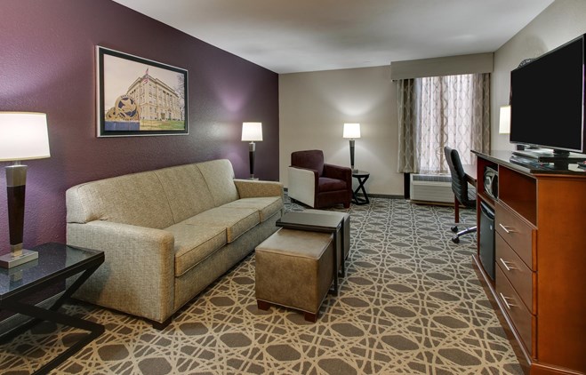 Drury Inn & Suites Poplar Bluff - Two-room Suite Guestroom