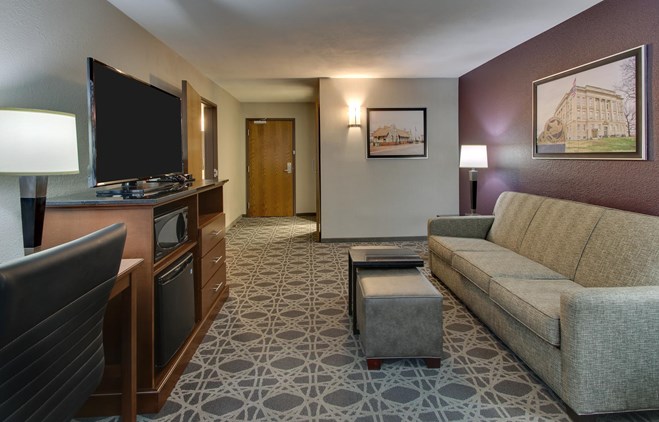 Drury Inn & Suites Poplar Bluff - Two-room Suite Guestroom