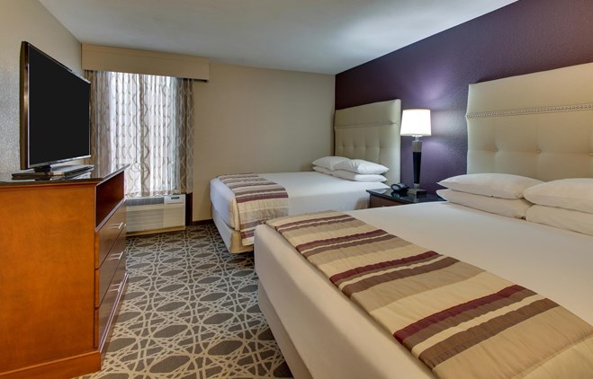 Drury Inn & Suites Poplar Bluff - Two-room Suite Guestroom
