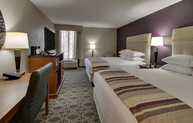 Drury Inn & Suites Poplar Bluff - Deluxe Queen Guestroom