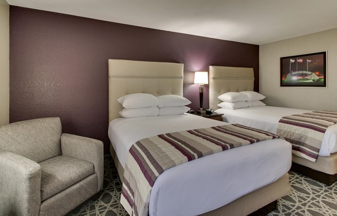 Drury Inn & Suites Poplar Bluff - Deluxe Queen Guestroom