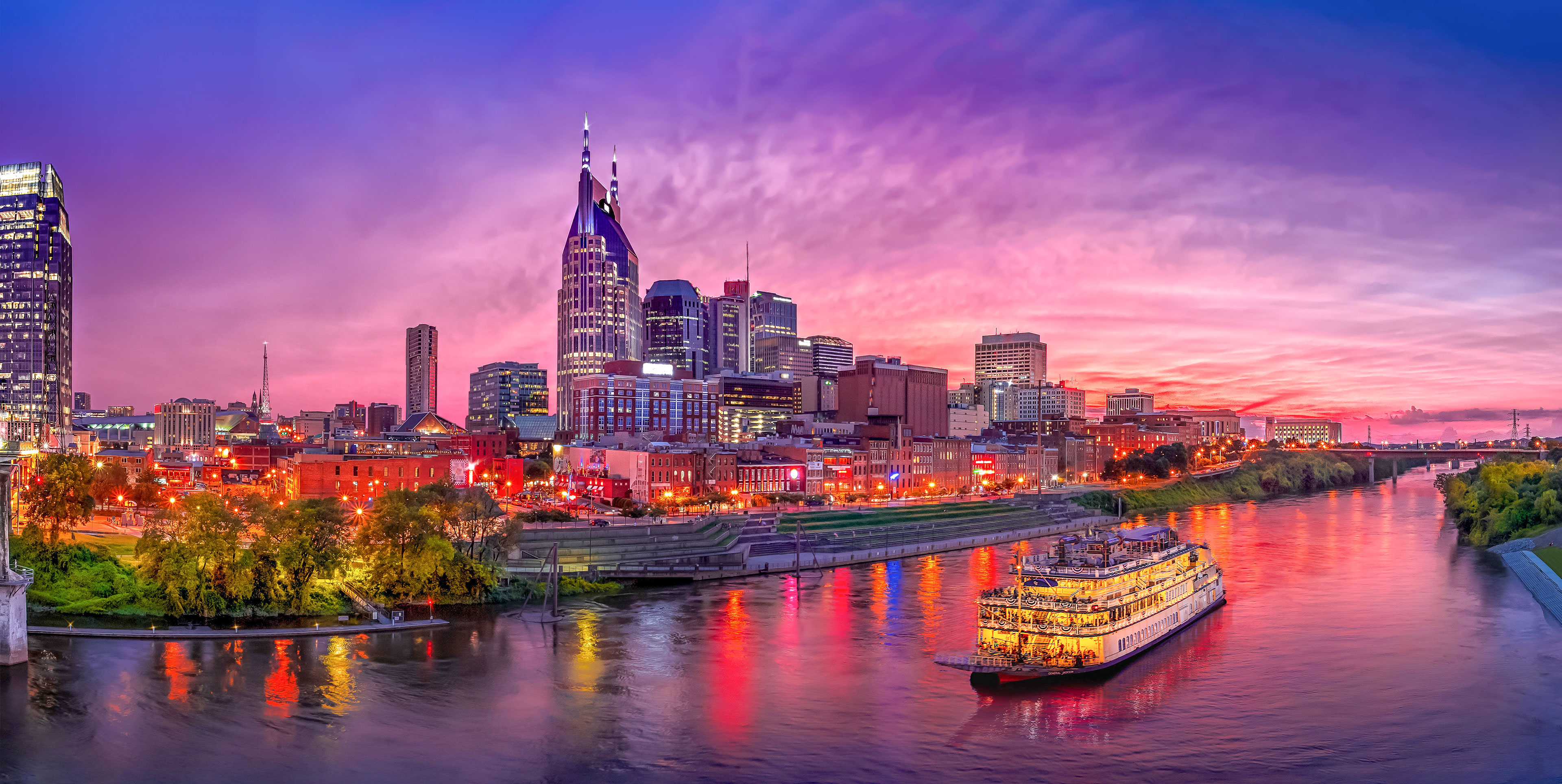 Downtown Nashville Tennessee skyline.