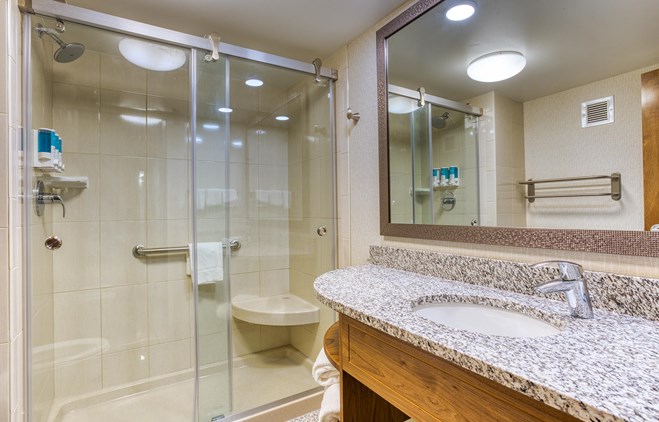 Drury Inn & Suites St. Louis Collinsville - Bathroom