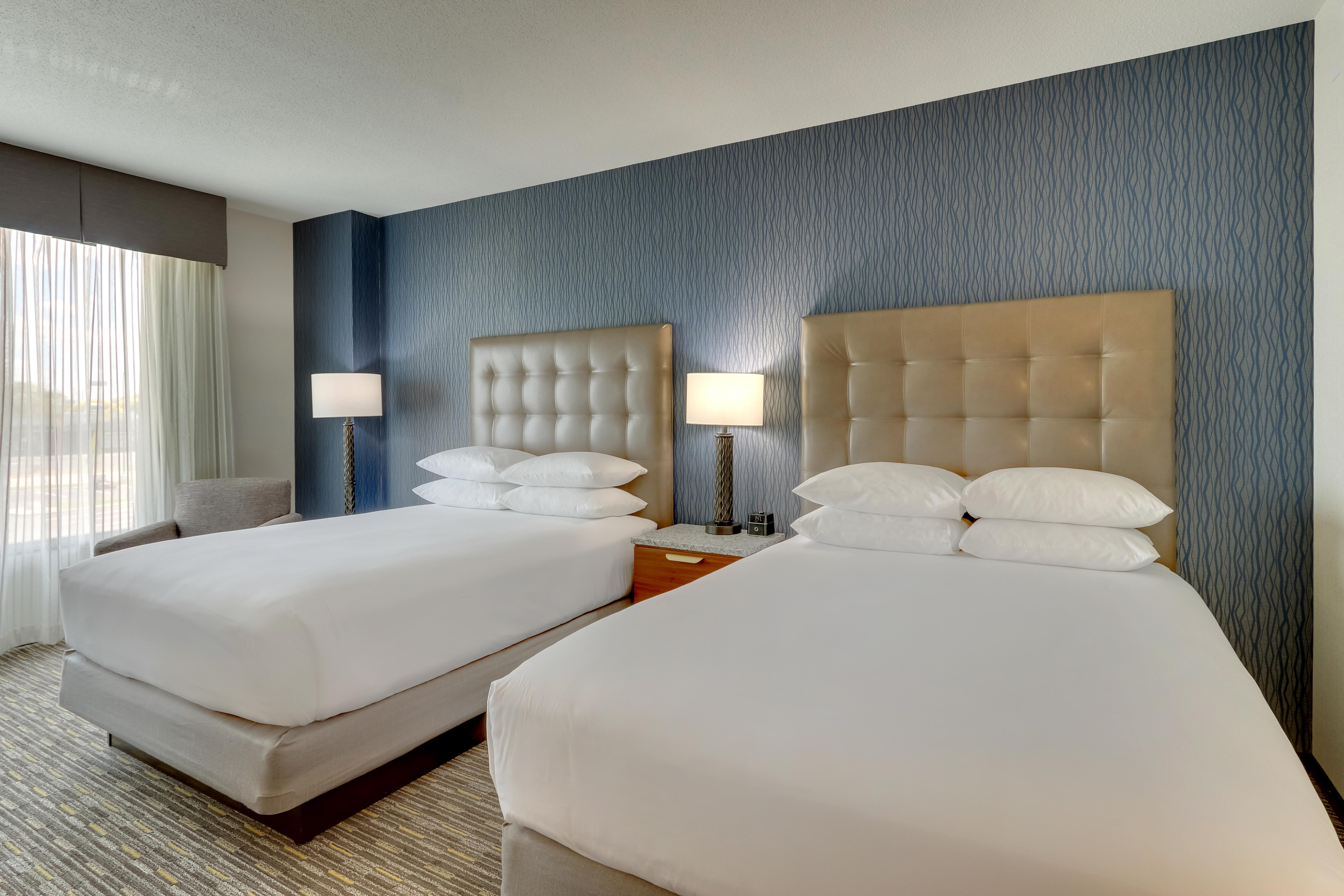 Drury Inn & Suites Lafayette, IN - Deluxe Queen Guestroom