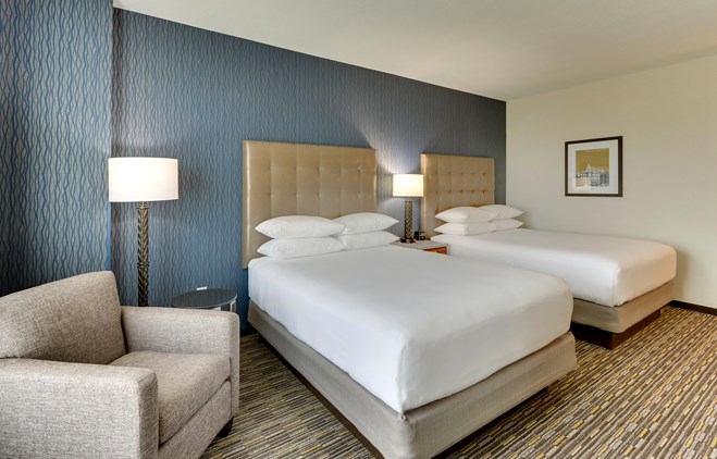 Drury Inn & Suites Lafayette, IN - Deluxe Queen Guestroom