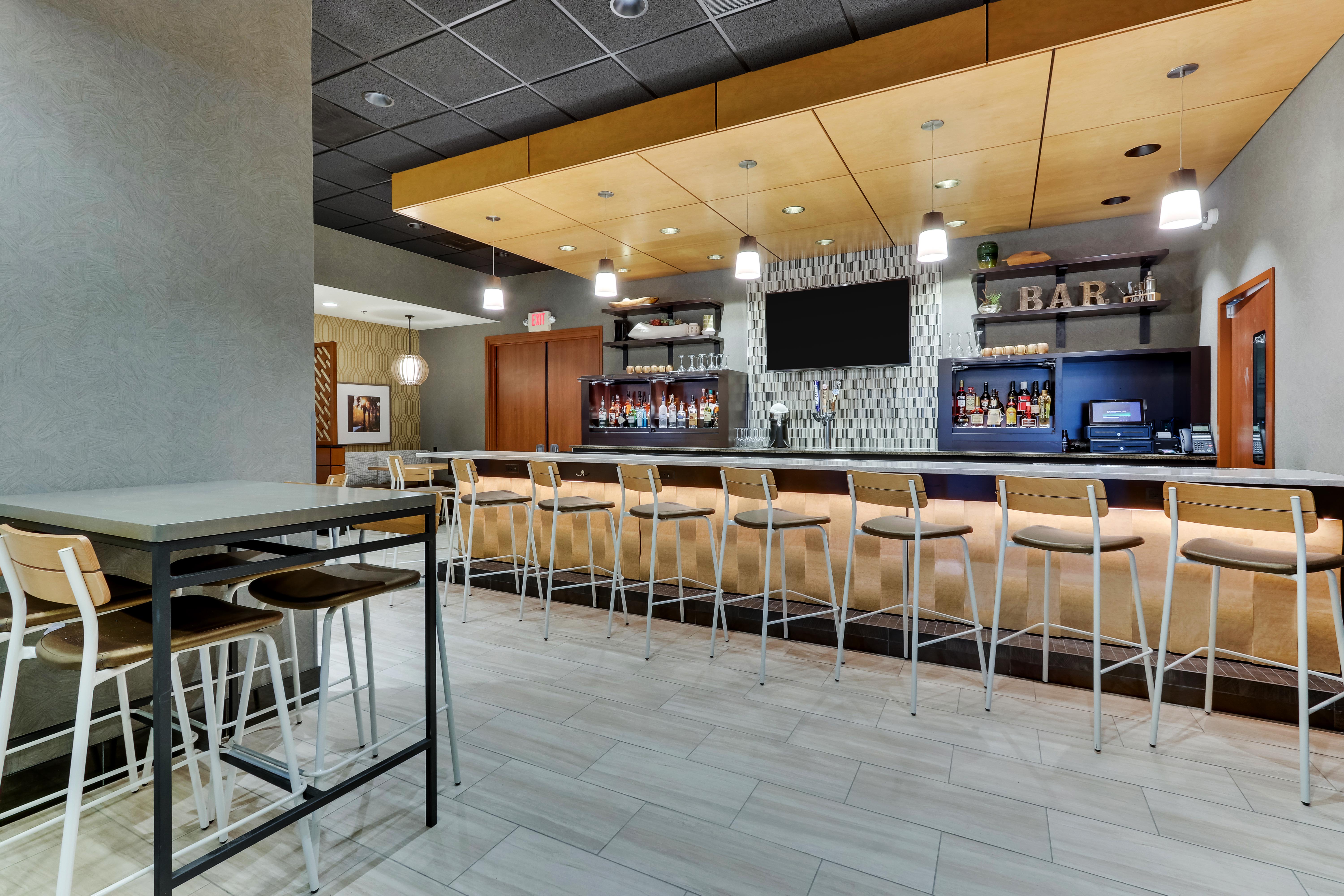 Drury Inn & Suites near Universal Orlando Resort™ - Kitchen + Bar