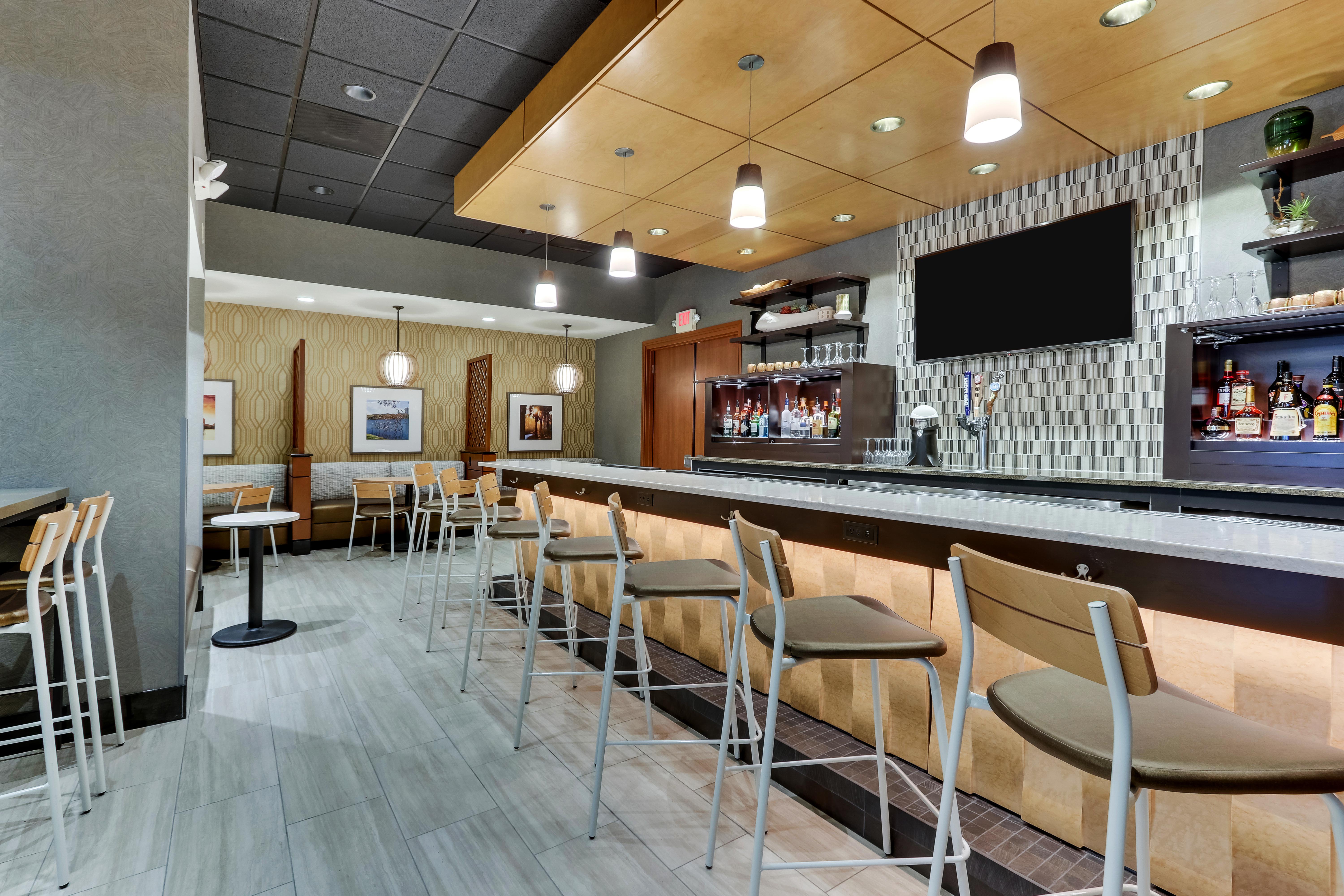 Drury Inn & Suites near Universal Orlando Resort™ - Kitchen + Bar