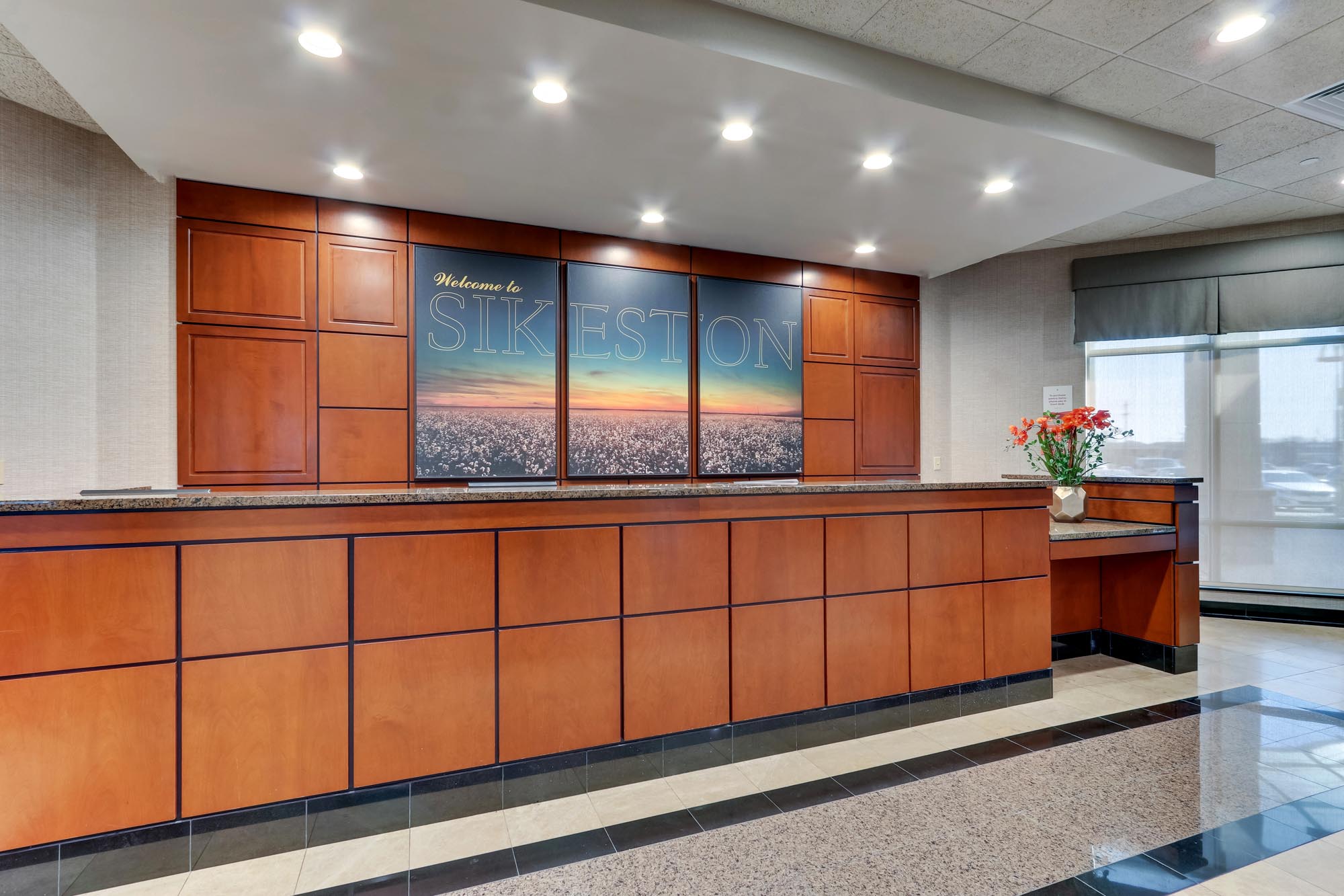 Drury Inn & Suites Sikeston - Front Desk Lobby