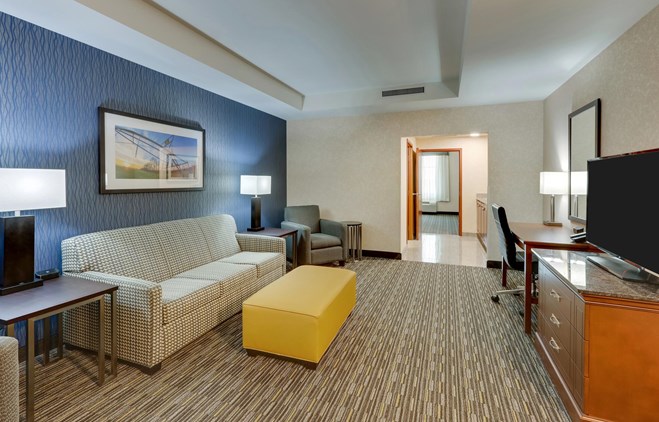 Drury Inn & Suites Sikeston - King Suite Guestroom