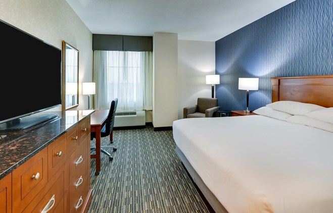 Drury Inn & Suites Sikeston - Deluxe King Guestroom