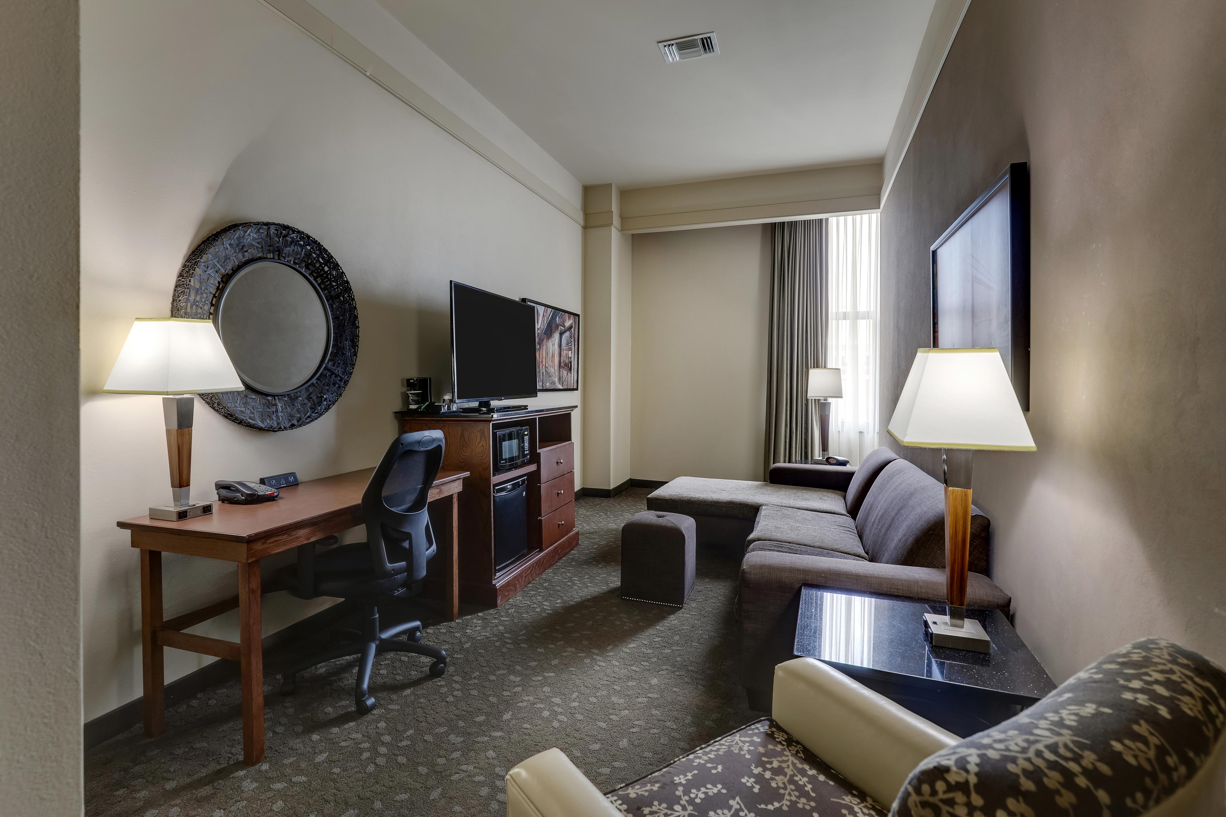 Drury Plaza Hotel New Orleans - Oversized King Room