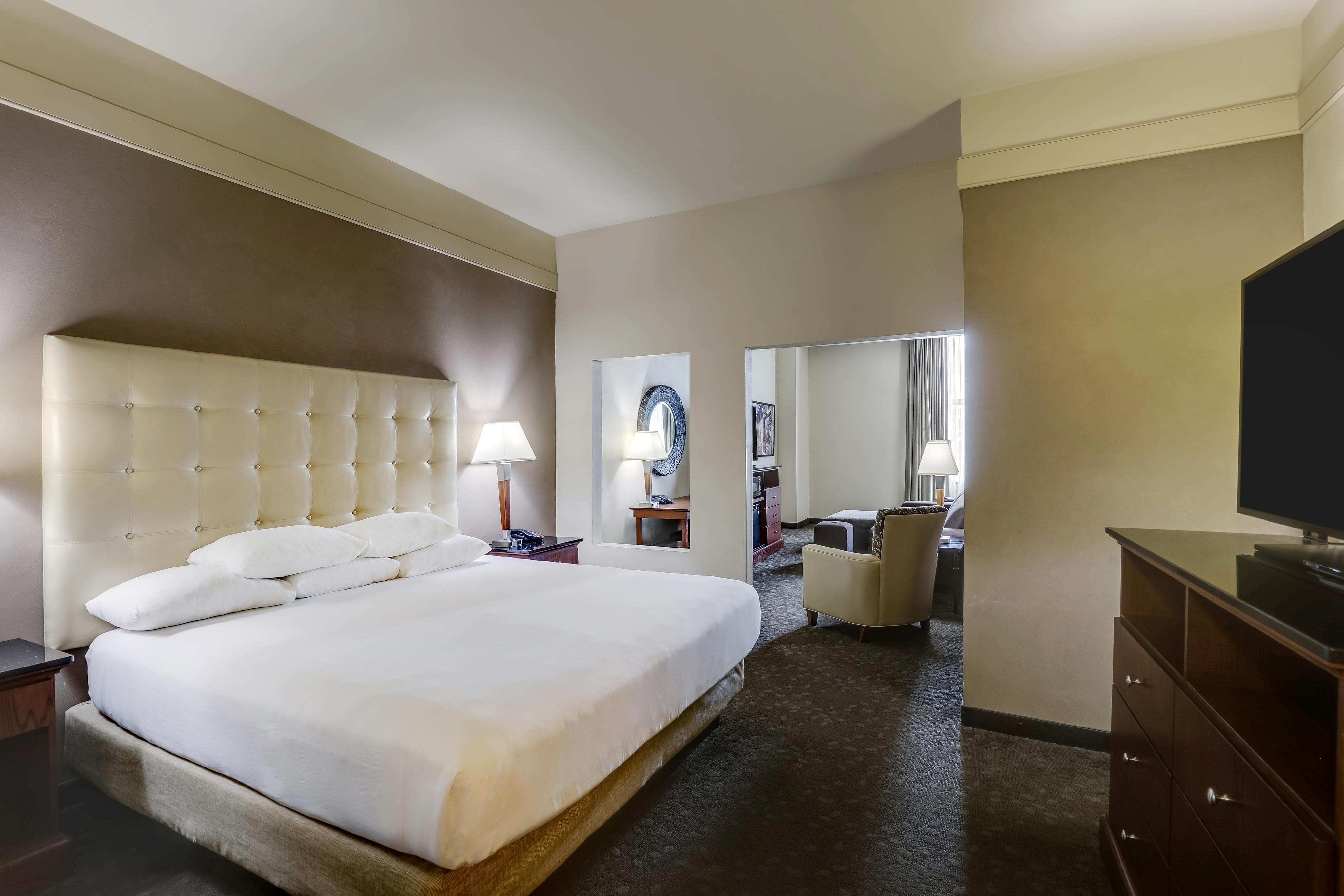 Drury Plaza Hotel New Orleans - Oversized King Room