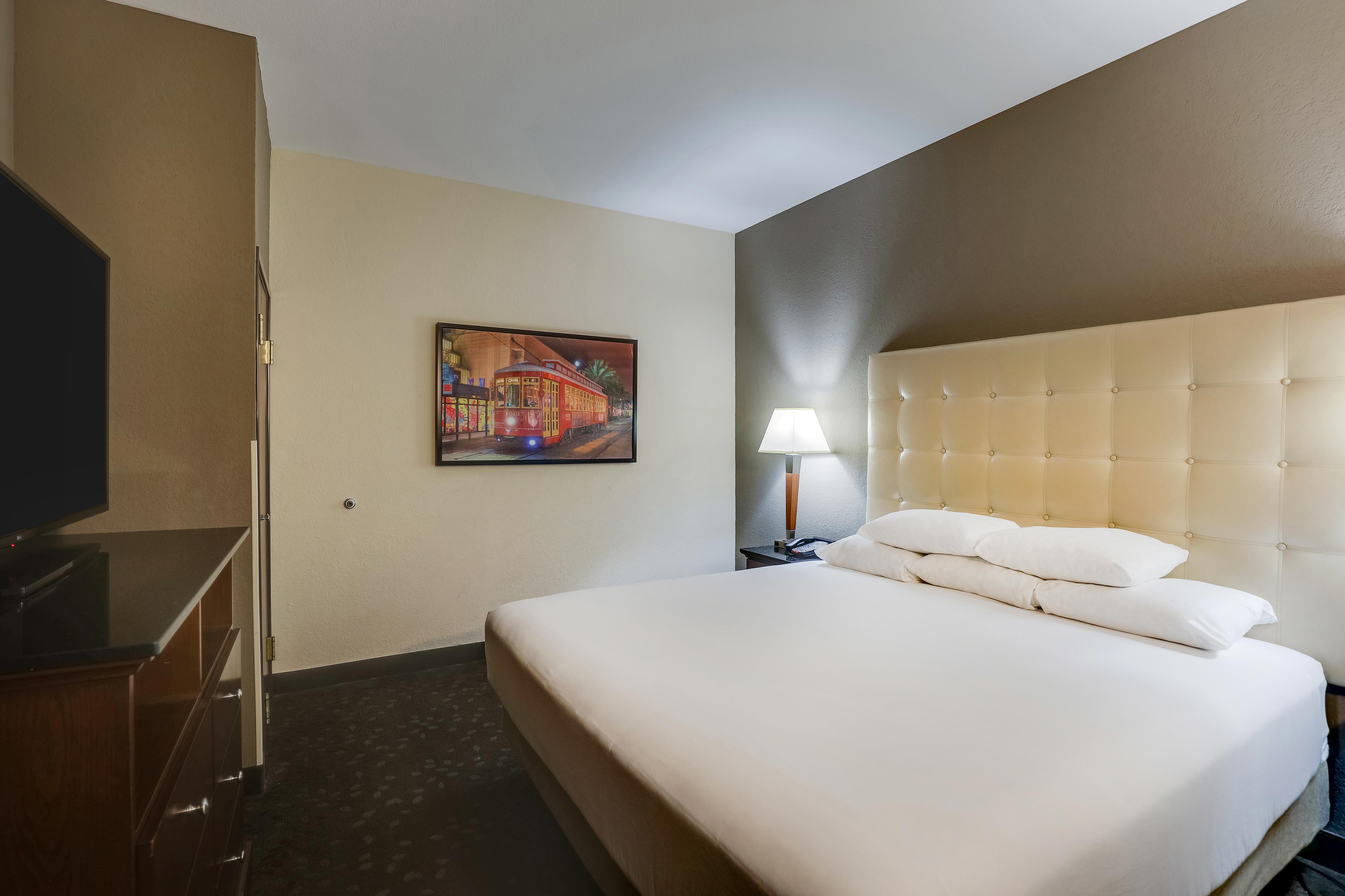 Drury Plaza Hotel New Orleans - King Suite Jacuzzi