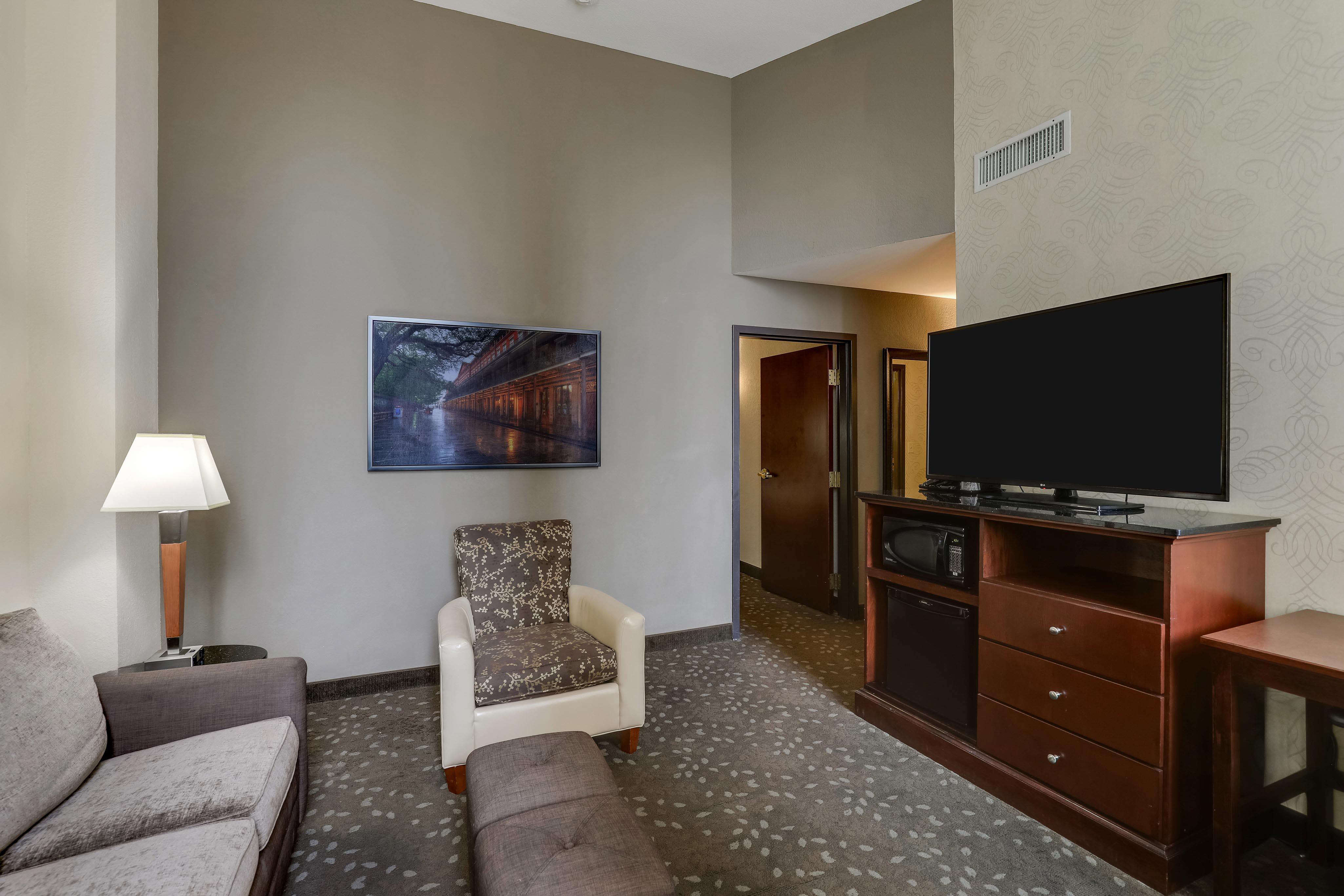 Drury Plaza Hotel New Orleans - King Suite Jacuzzi